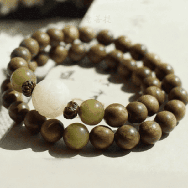 Green Sandalwood Double-Wrap Bracelet with White Jade & Bodhi Accents – Unisex Talisman