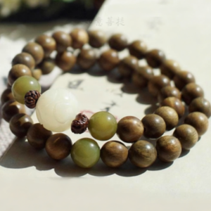 Green Sandalwood Double-Wrap Bracelet with White Jade & Bodhi Accents – Unisex Talisman